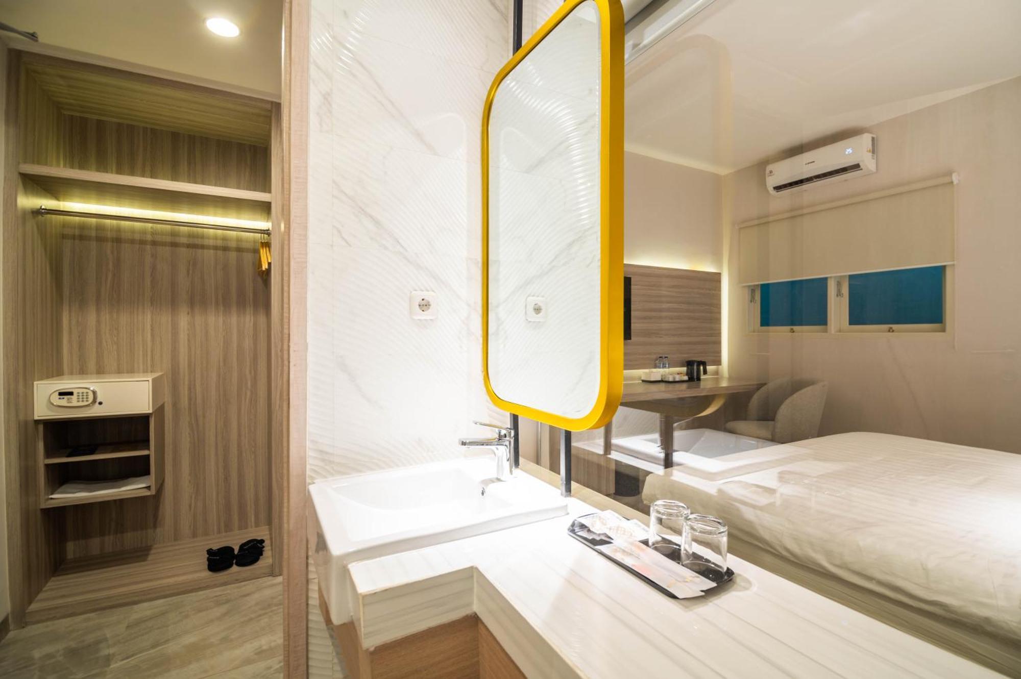 Yulia Hotel Managed By Hig Gorontalo Kültér fotó
